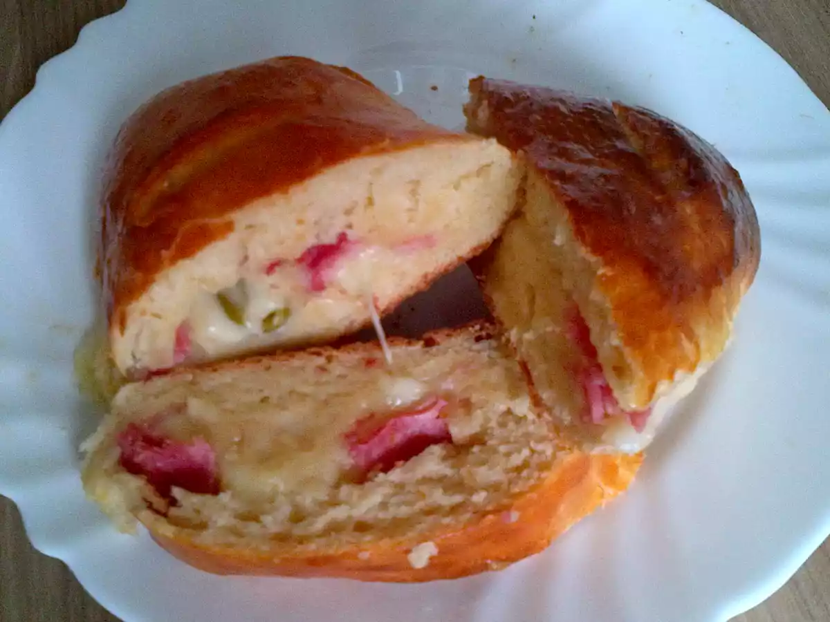 Pan artesano relleno con jamón, mozzarela y aceitunas verdes.
