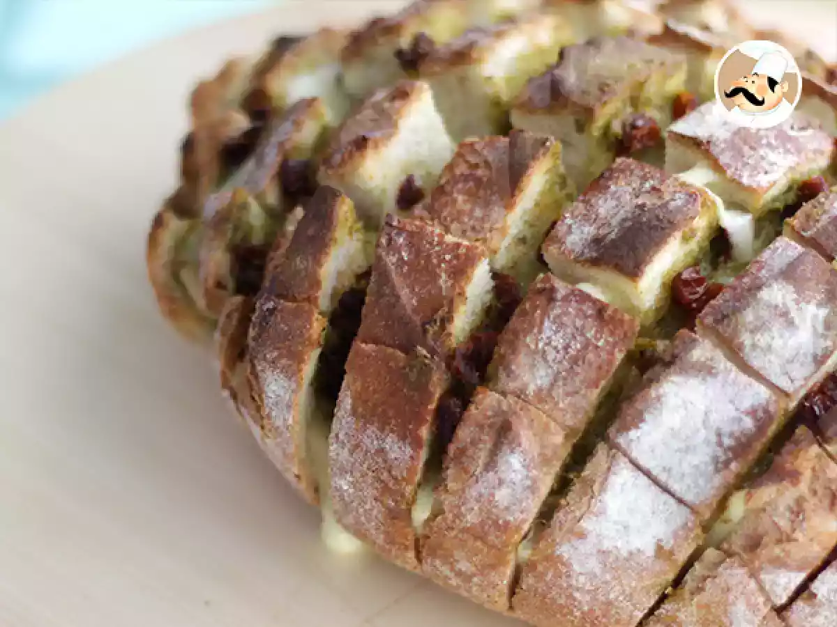 Pan de hogaza con queso y pesto