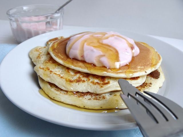 Pancakes con yogurt de fresa y miel - Receta Petitchef