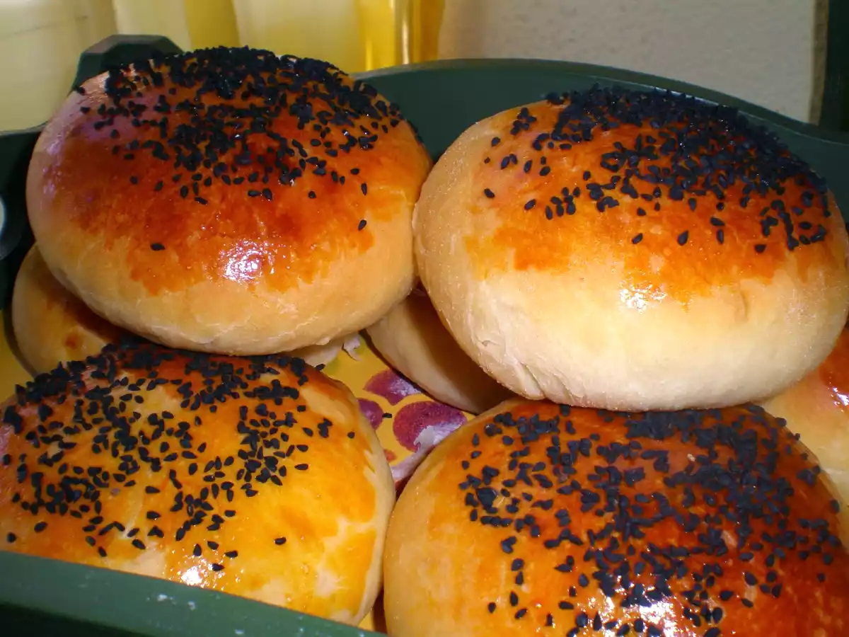 Panecillos turcos rellenos de queso feta (Pogaça)