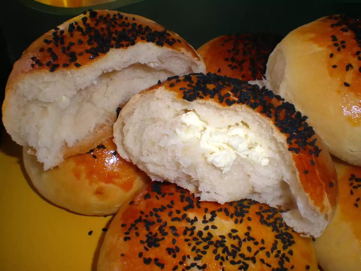 Panecillos turcos rellenos de queso feta (Pogaça) - foto 2
