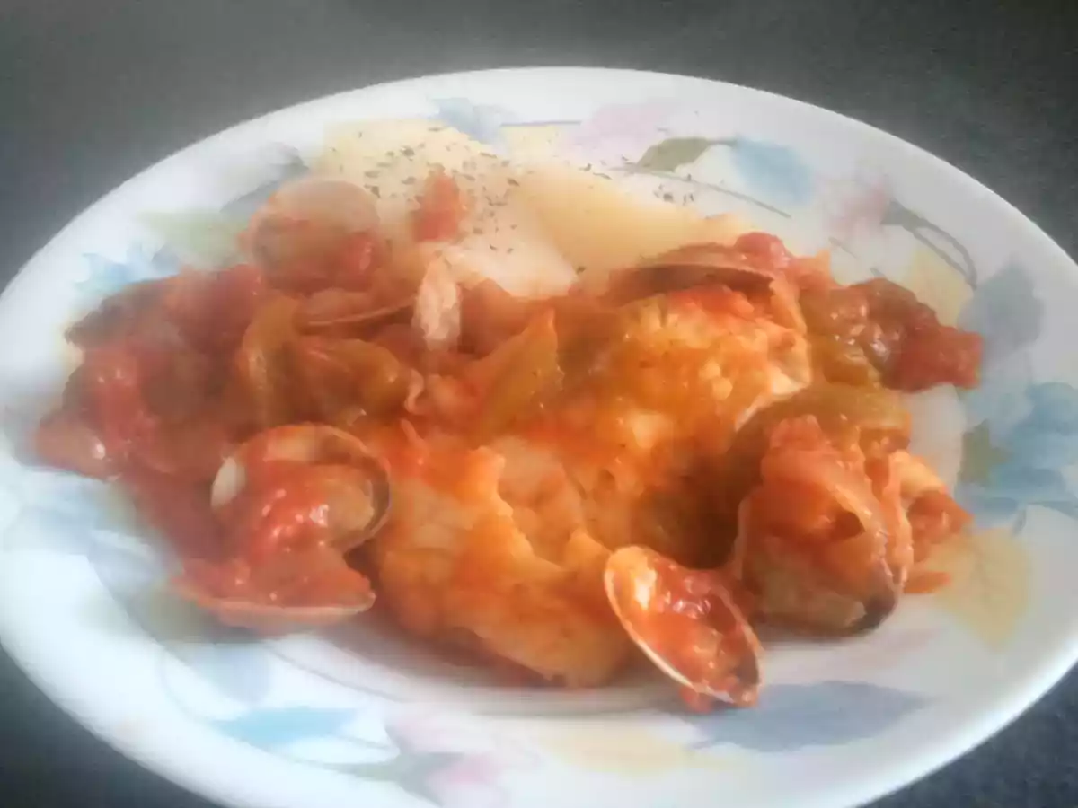 Panga con salsa de tomate y almejas