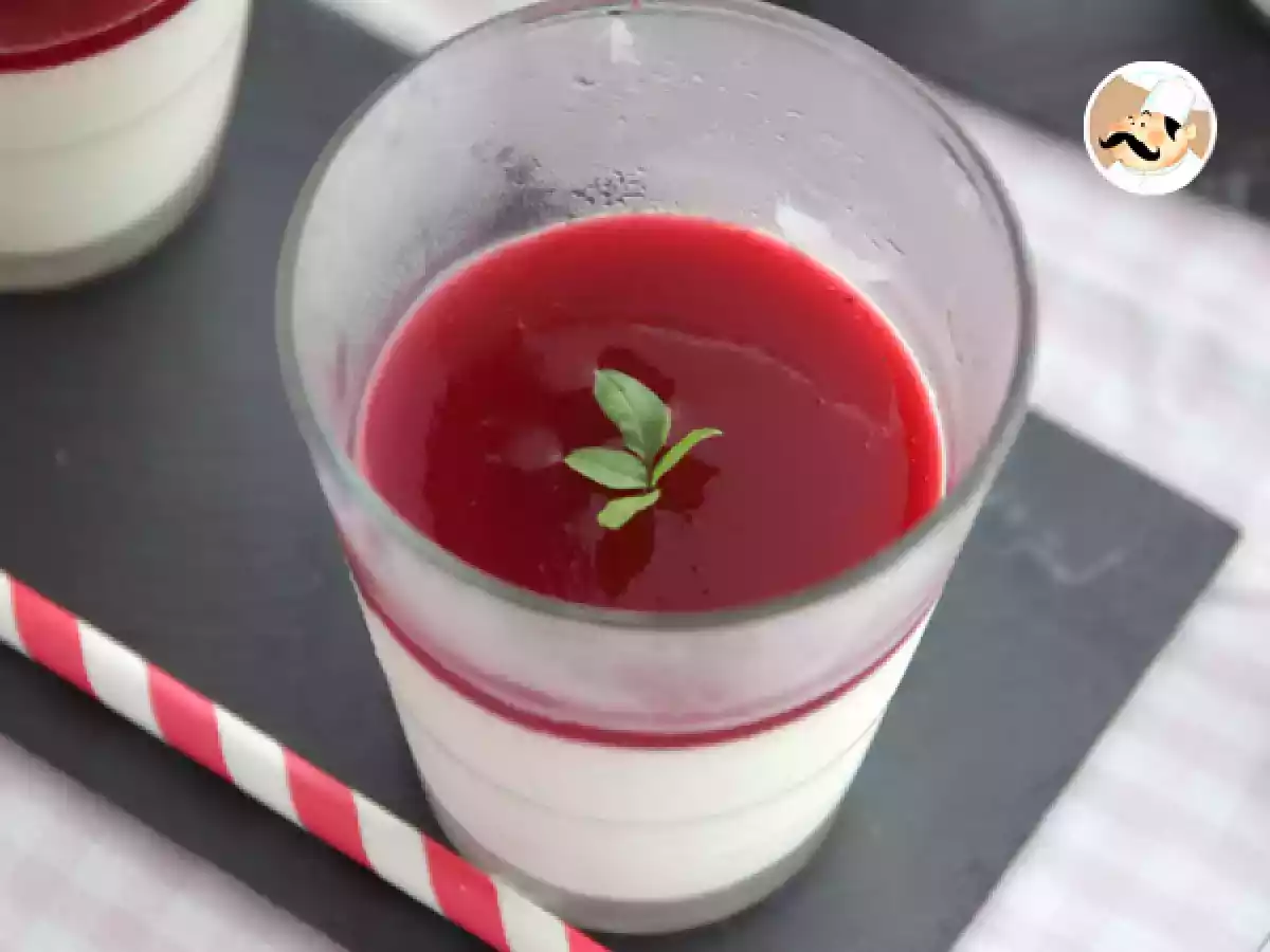 Panna Cotta con coulis de frambuesa