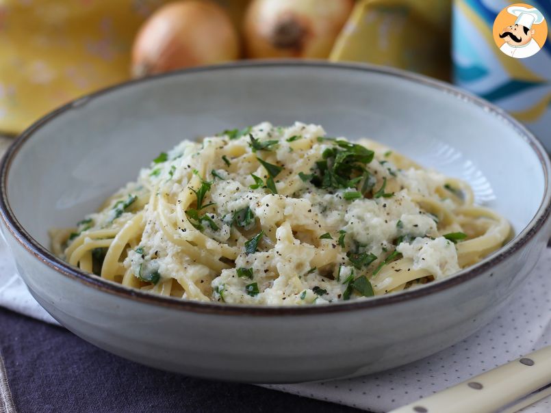 Pasta con crema de cebolla, una receta fácil y económica