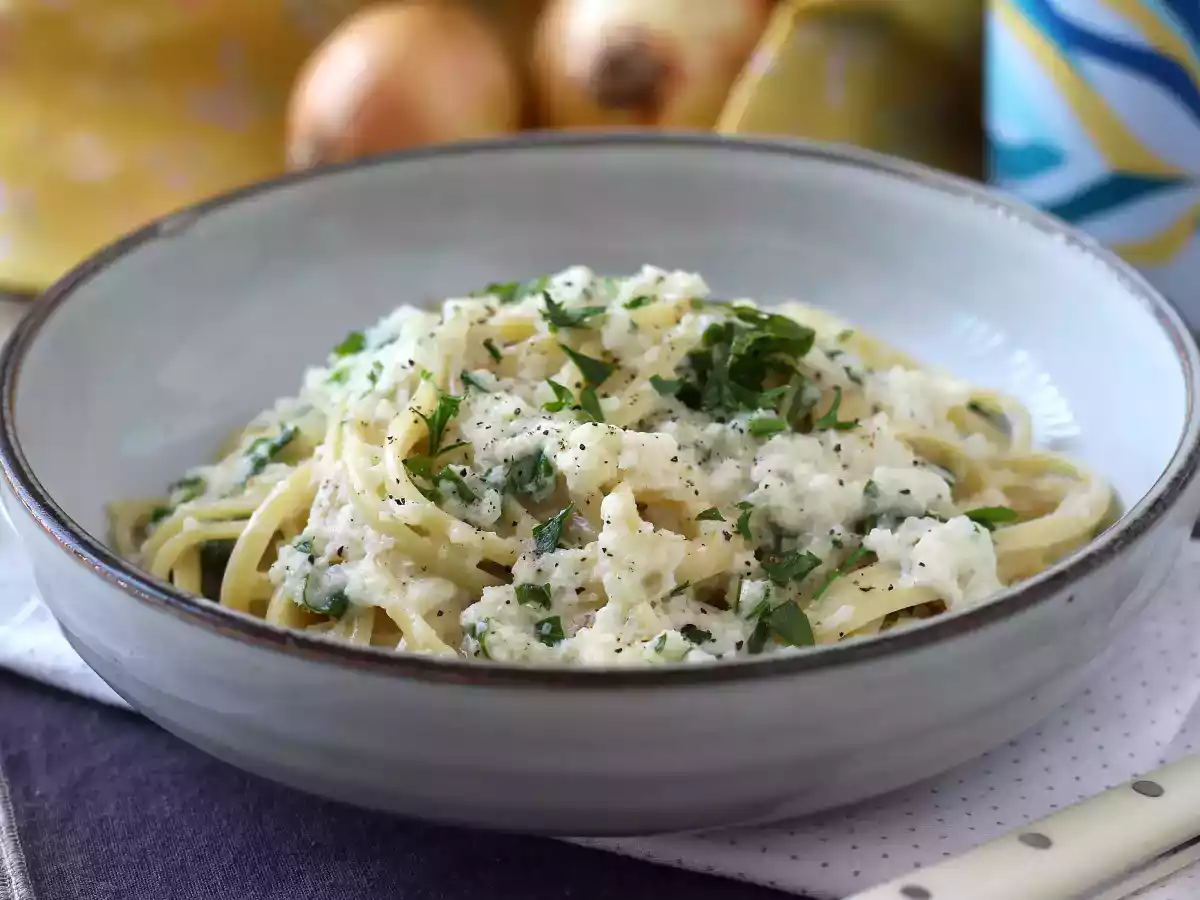 Pasta con crema de cebolla, una receta fácil y económica