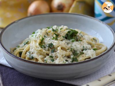 Pasta con crema de cebolla, una receta fácil y económica