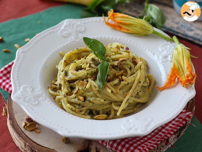 Pasta con flores de calabacín, ricotta y pistachos