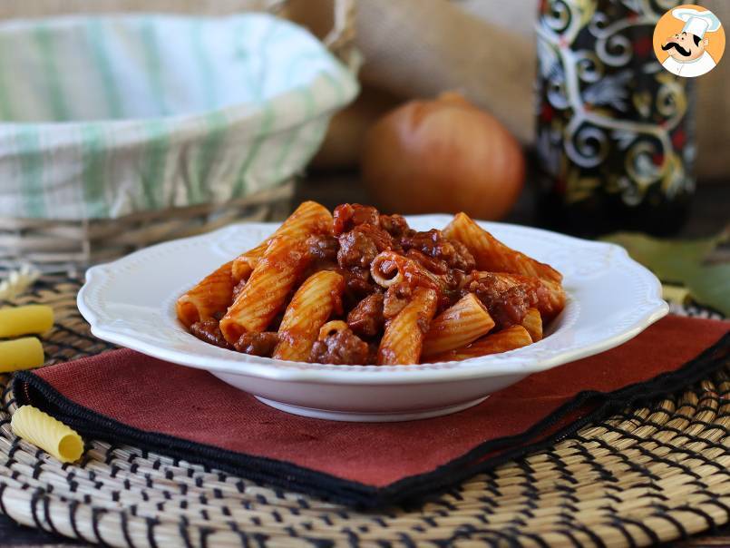 Pasta con salchicha fresca y salsa de tomate