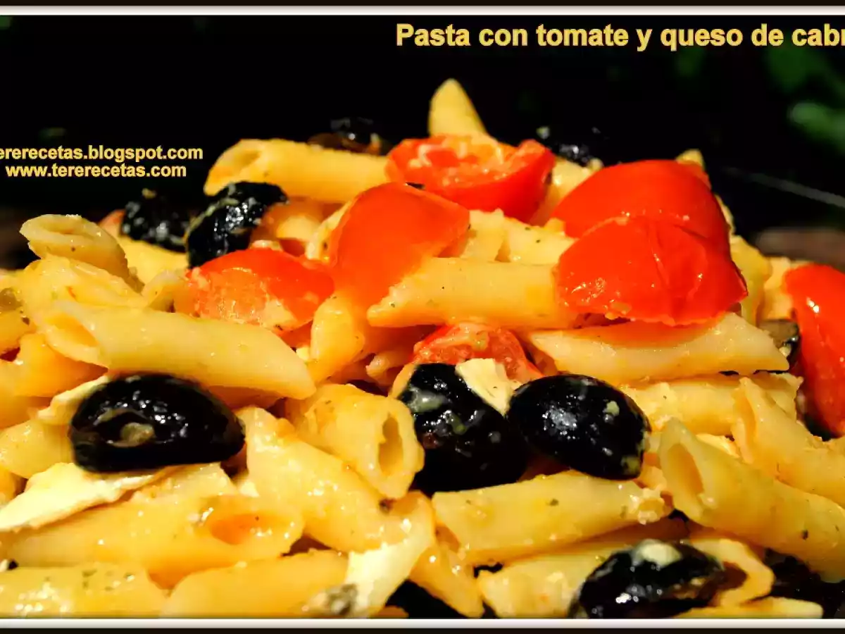Pasta con tomates cherry y queso de cabra.