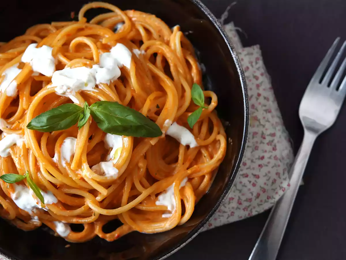 Pasta cremosa con burrata y tomates cherry - foto 2