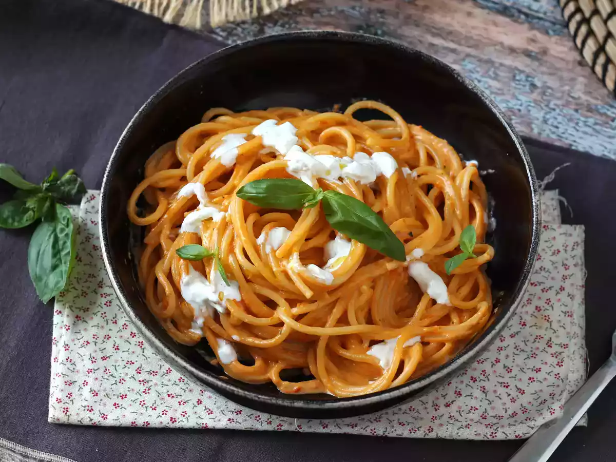 Pasta cremosa con burrata y tomates cherry - foto 4