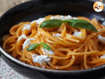 Pasta cremosa con burrata y tomates cherry