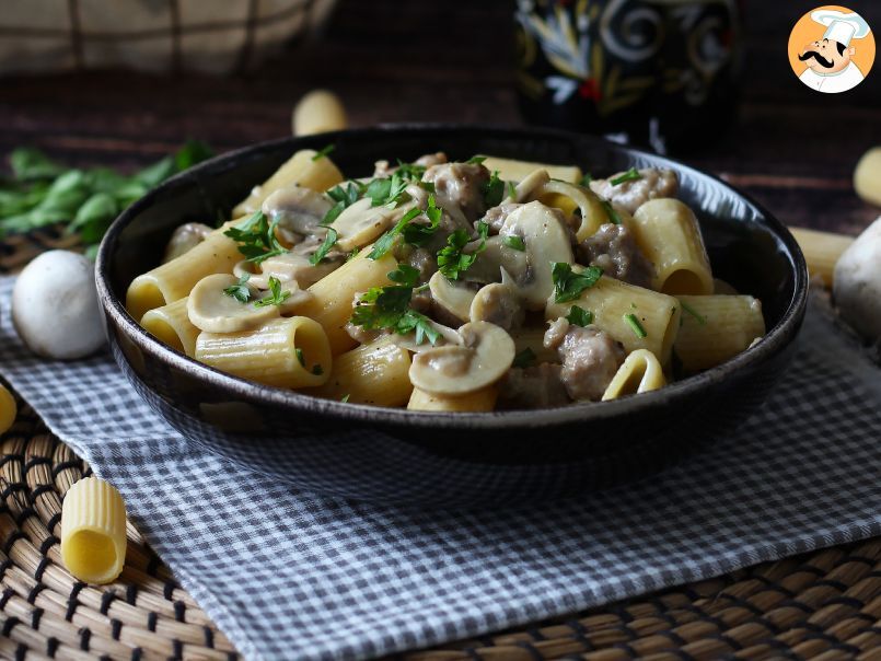 Pasta cremosa con champiñones y salchicha