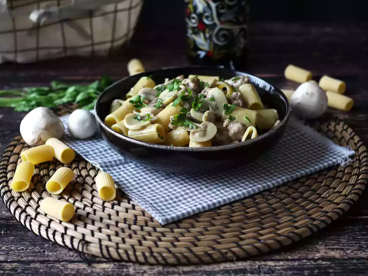 Pasta cremosa con champiñones y salchicha - foto 2