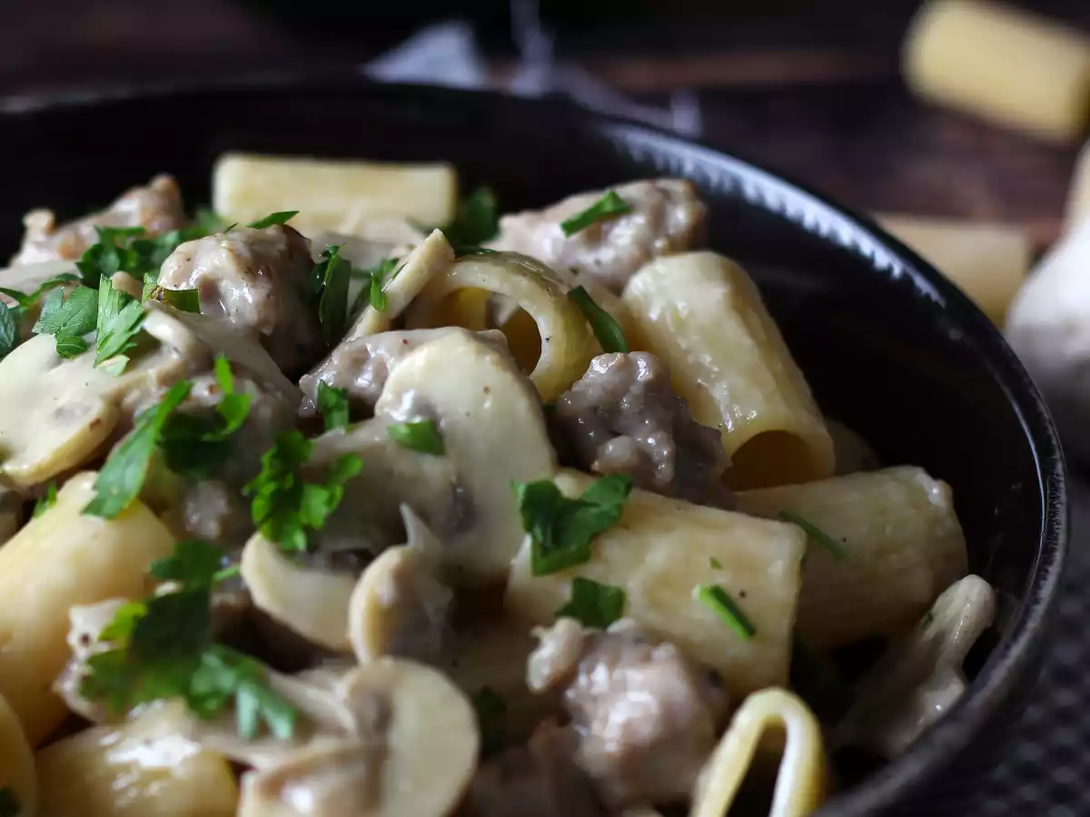 Pasta cremosa con champiñones y salchicha - foto 5