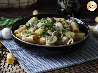 Pasta cremosa con champiñones y salchicha