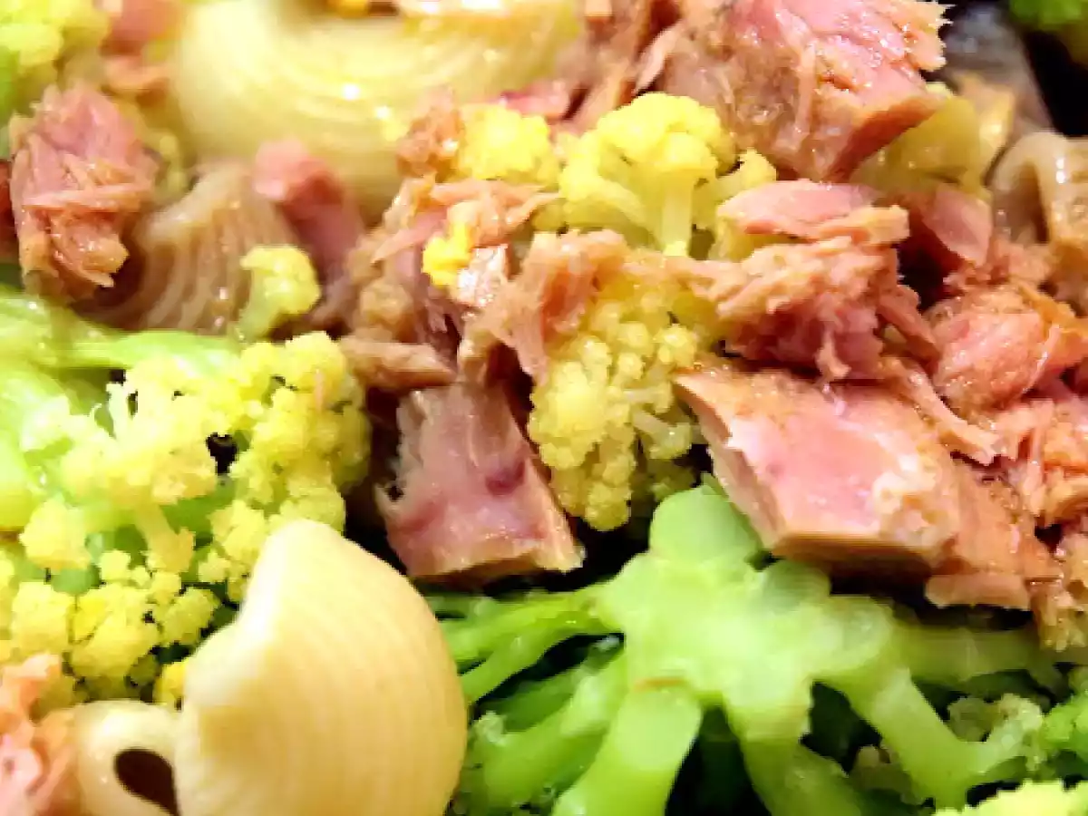 Pasta de colores con brócoli