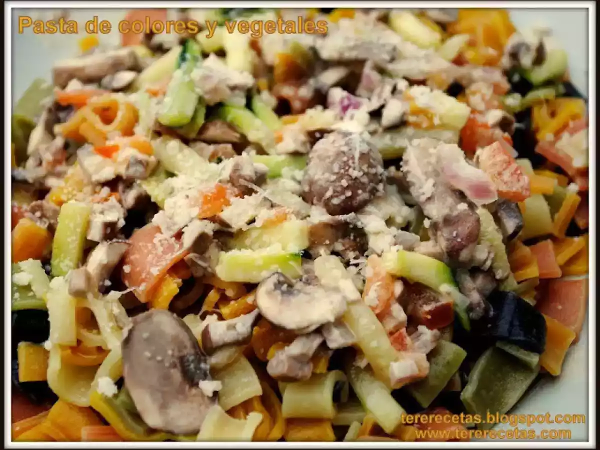 Pasta de colores y vegetales.