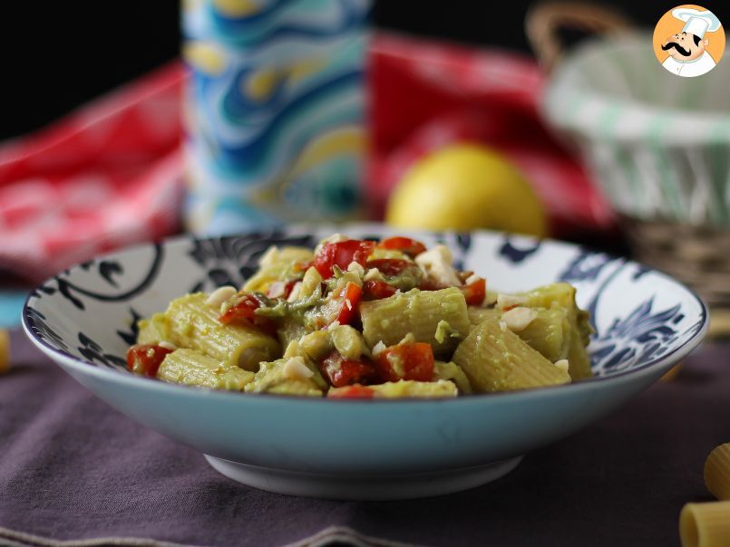 Pasta fría con crema de aguacate, almendras y tomates cherry