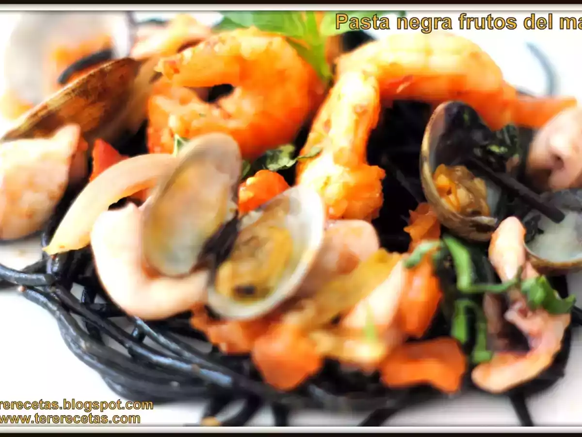 Pasta negra frutos del mar.