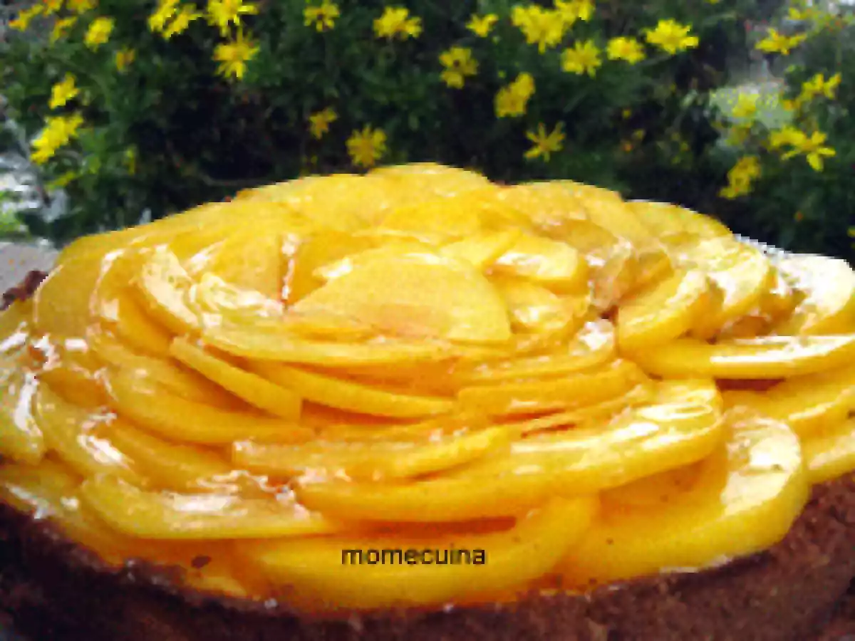Pastís de formatge amb préssecs de Calanda. Pastel de queso con melocotones de Calanda.