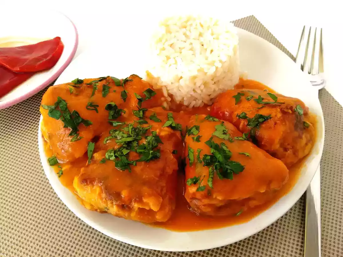 Pimienos del piquillo rellenos de carne y queso con salsa española