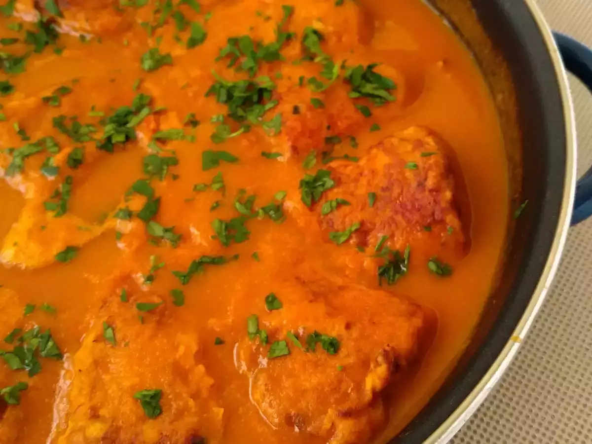 Pimienos del piquillo rellenos de carne y queso con salsa española - foto 2