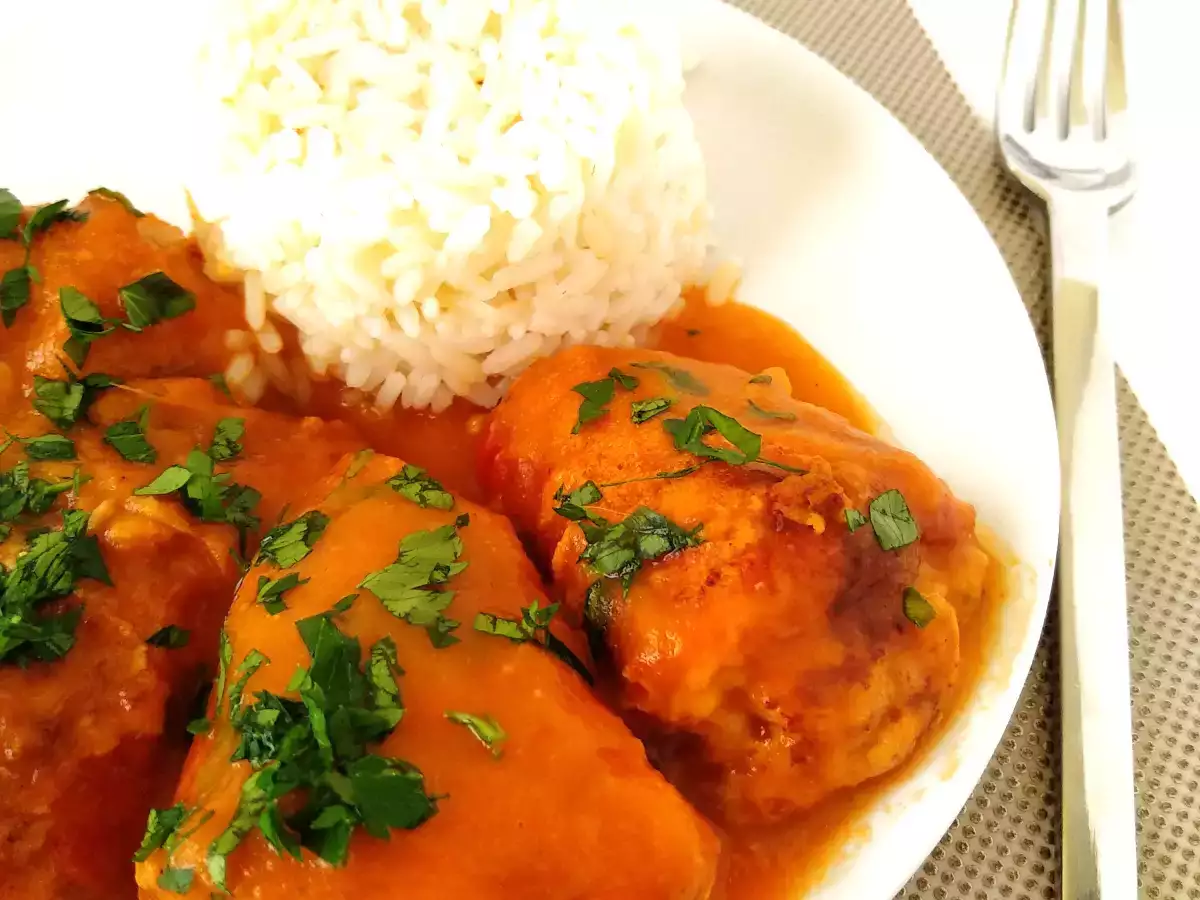 Pimienos del piquillo rellenos de carne y queso con salsa española - foto 3