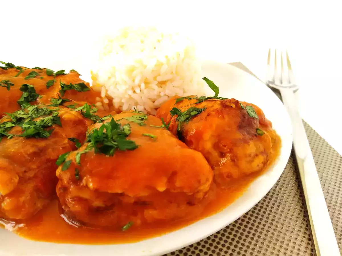 Pimienos del piquillo rellenos de carne y queso con salsa española - foto 4