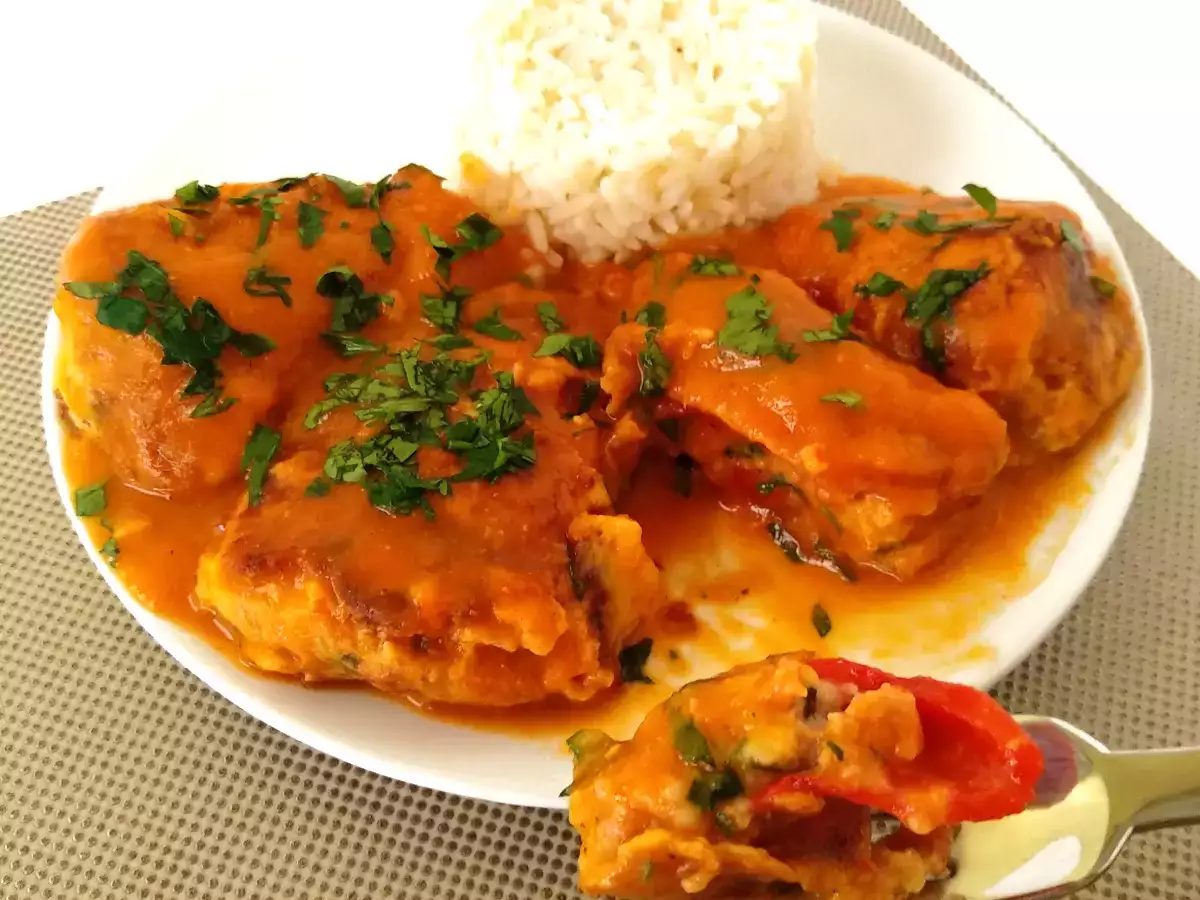 Pimienos del piquillo rellenos de carne y queso con salsa española - foto 5