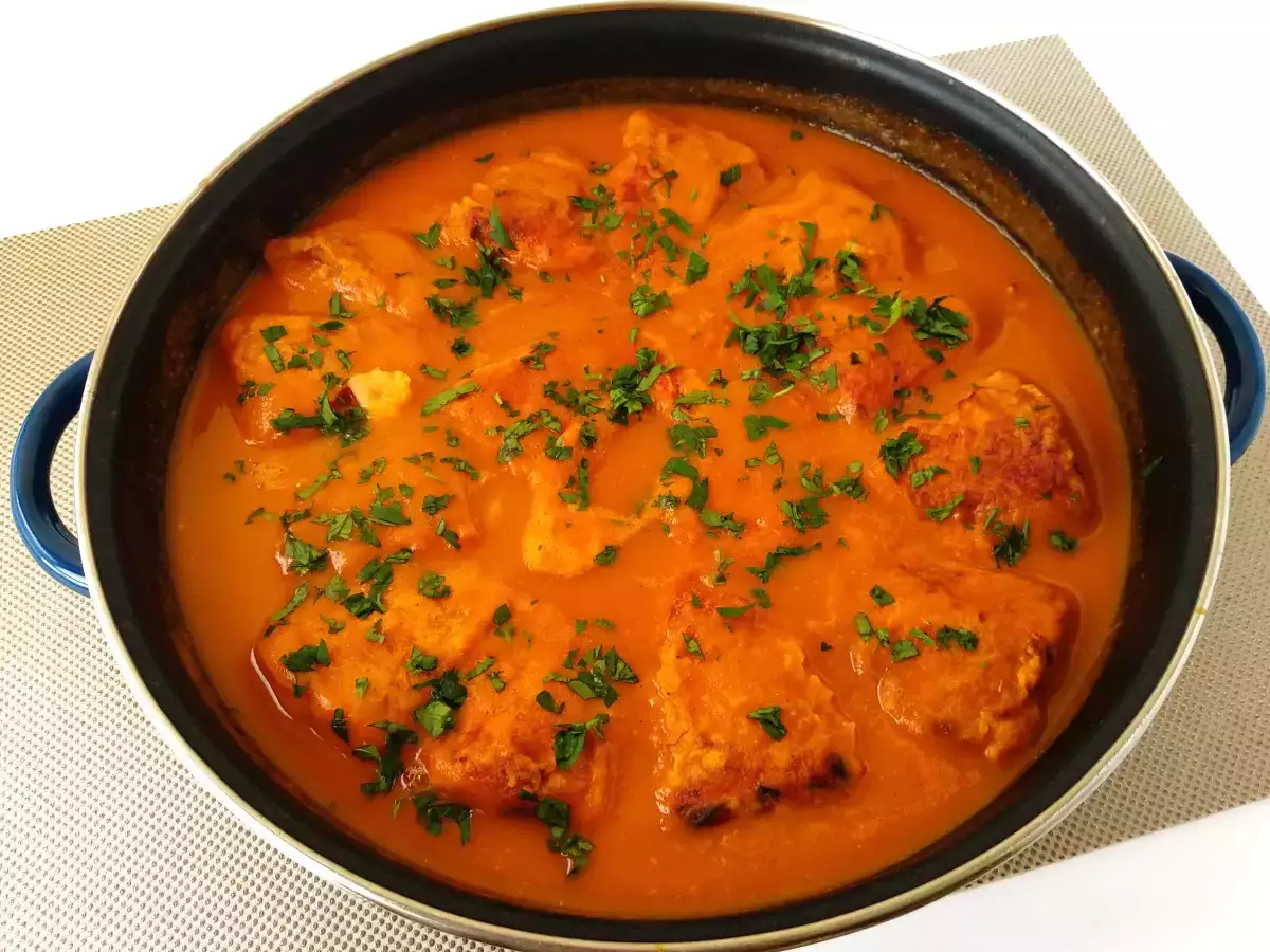 Pimienos del piquillo rellenos de carne y queso con salsa española - foto 6