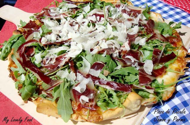 Pizza de rúcula, jamón serrano y parma - Receta Petitchef