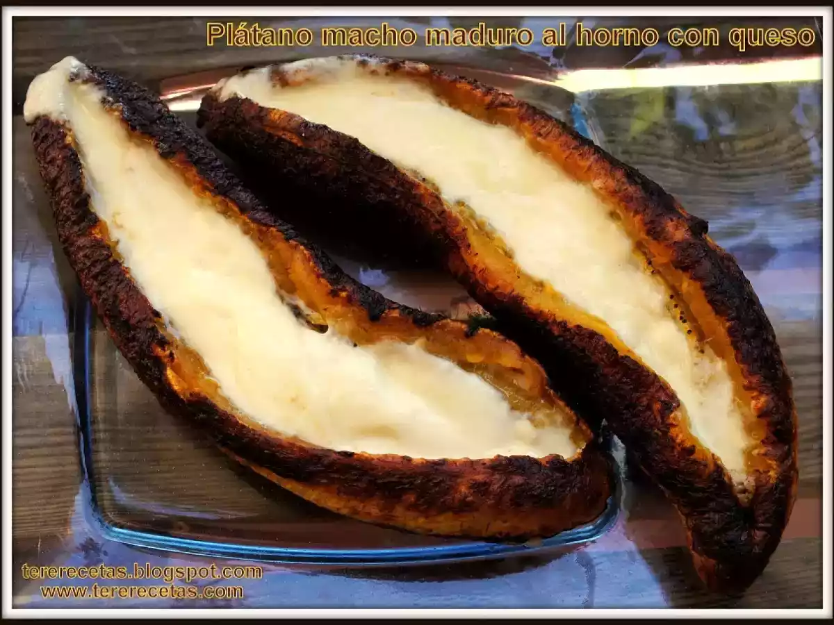 Plátano macho maduro al horno con queso.