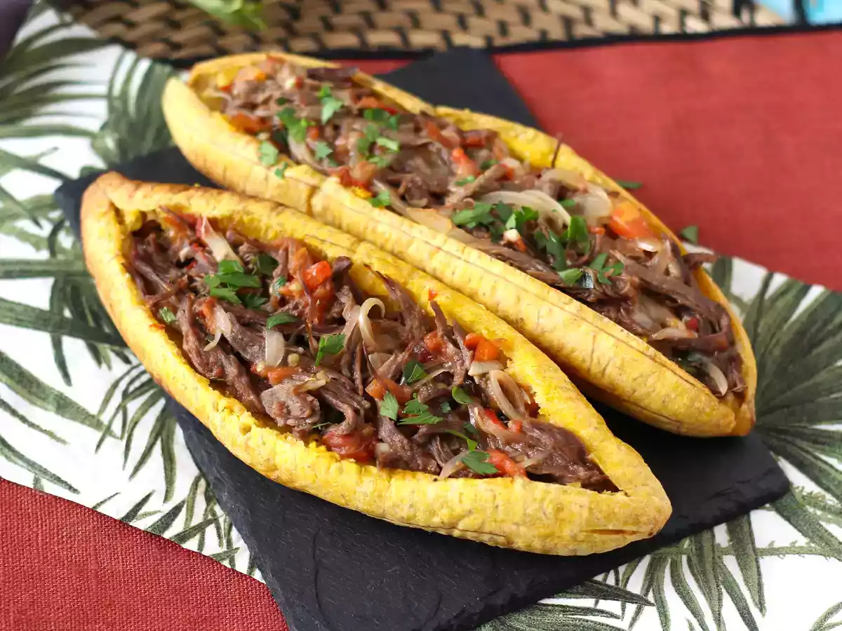 Plátanos al horno rellenos de carne desmechada y queso rallado