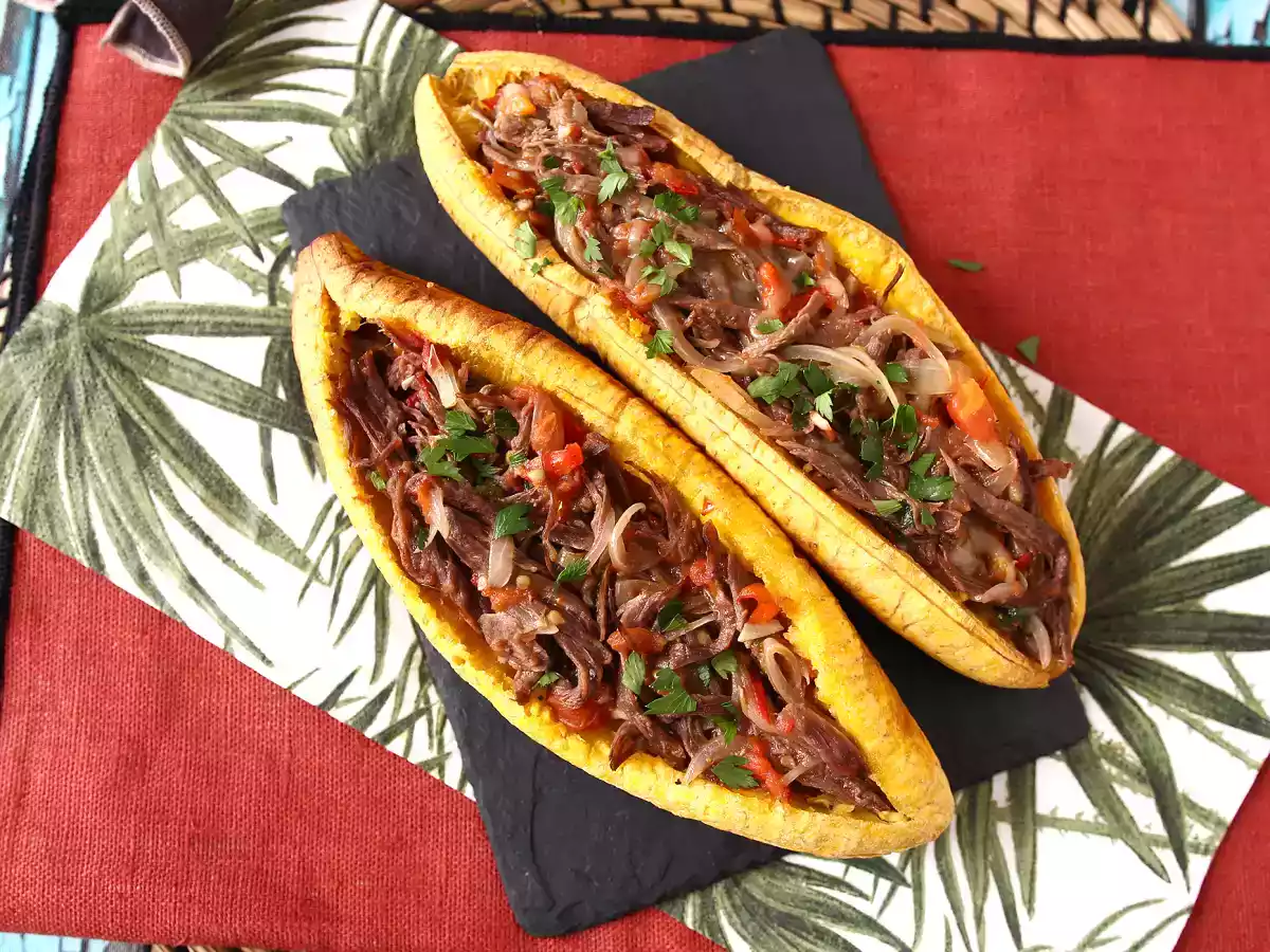 Plátanos al horno rellenos de carne desmechada y queso rallado - foto 7
