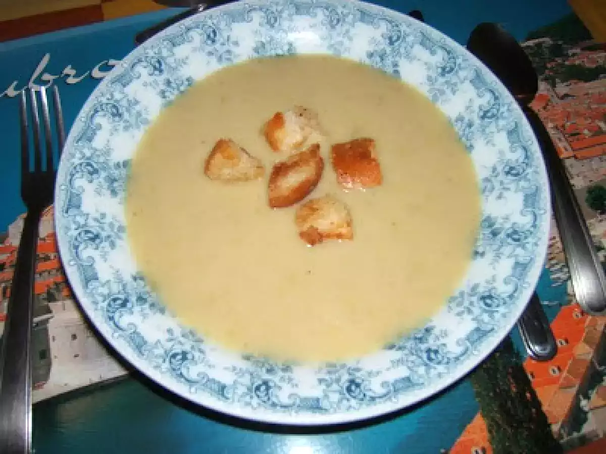 Potage (sopa) de puerros y patatas con cubitos de pan tostados
