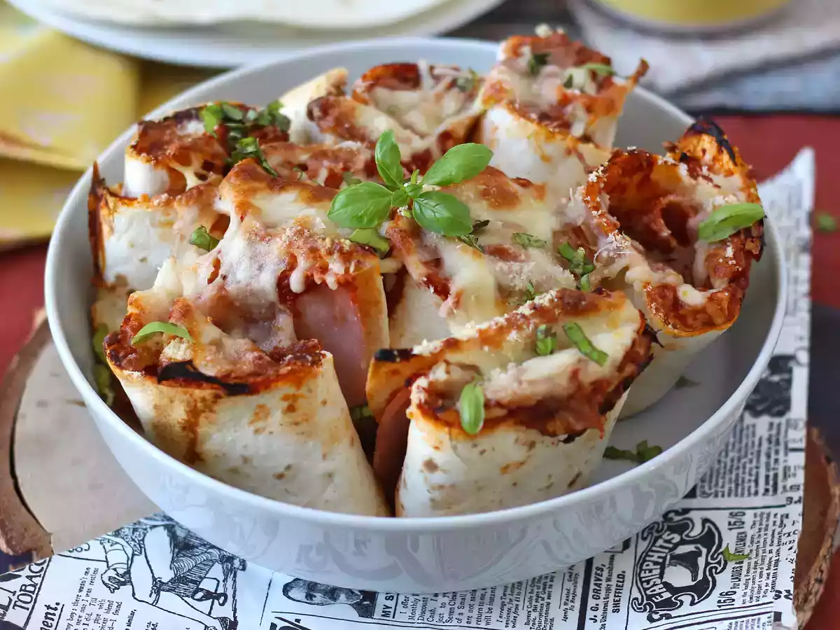 Qué hacer con tortillas de trigo: Unos rollitos con sabor a pizza ideales para compartir
