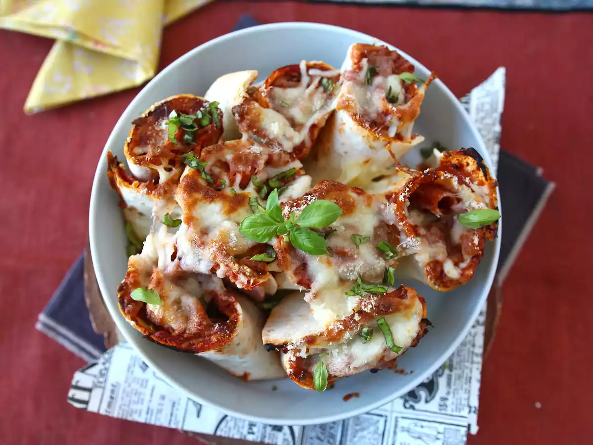 Qué hacer con tortillas de trigo: Unos rollitos con sabor a pizza ideales para compartir - foto 6