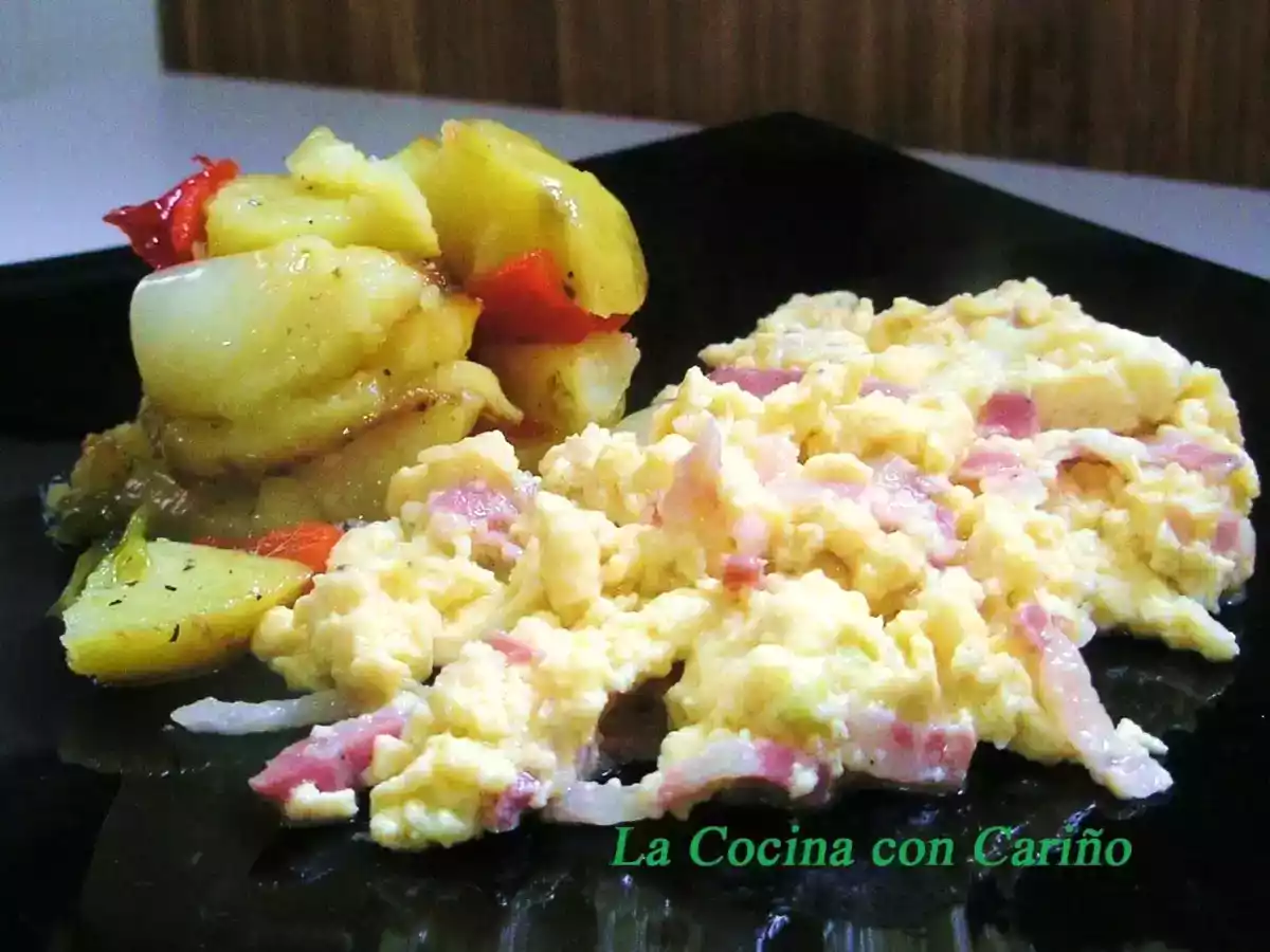 Revuelto con quesos y papas a lo pobre