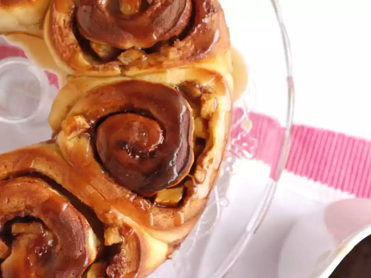 Rollos de manzana con salsa de caramelo o Caramel apple rolls - foto 2