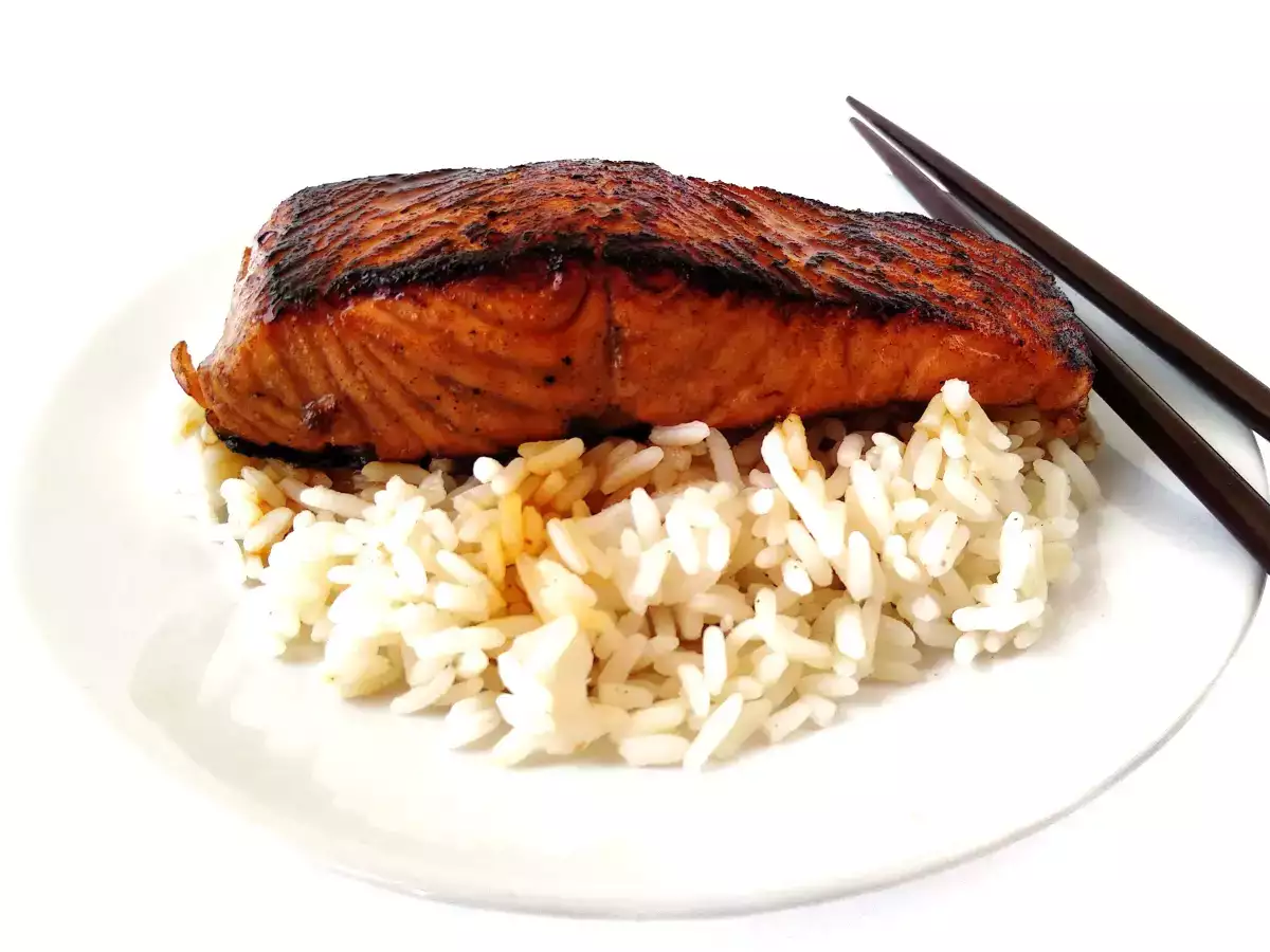 Salmón al grill marinado en soja y vino de arroz
