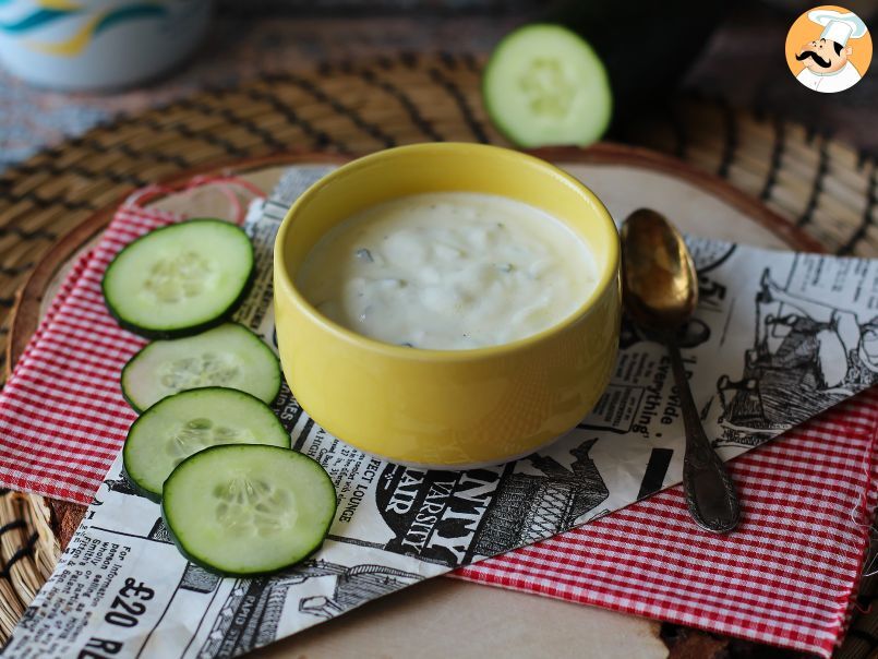 Salsa de yogur griego, pepino y cebolla