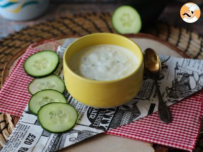 Salsa de yogur griego, pepino y cebolla