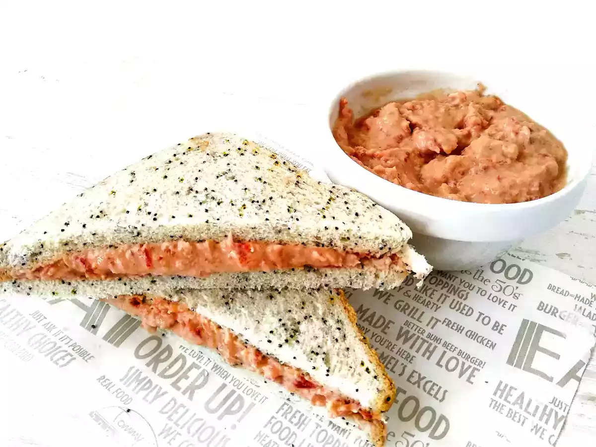 Sándwich de atún con tomate