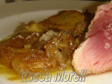 Solomillo de cerdo ibérico con papas y cebolla confitada - Receta Petitchef