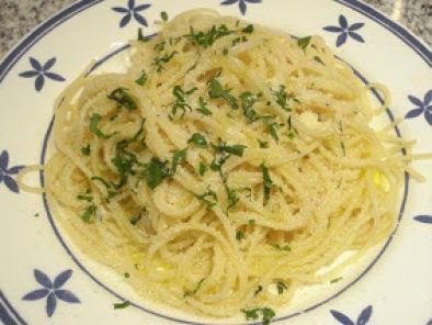 Spaghetti aglio e olio (Espaguetis ajo y aceite)