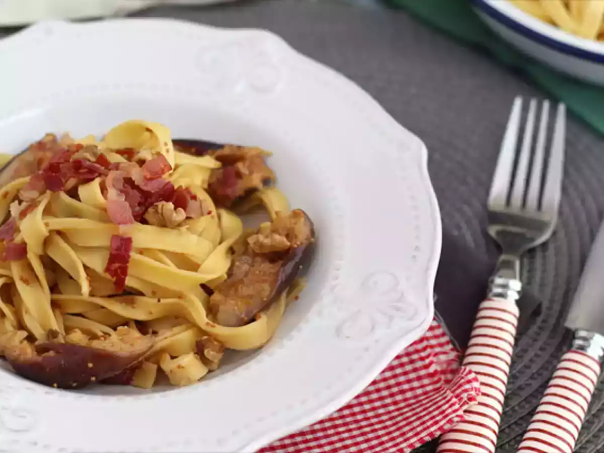 Tagliatelle con higos y bacon