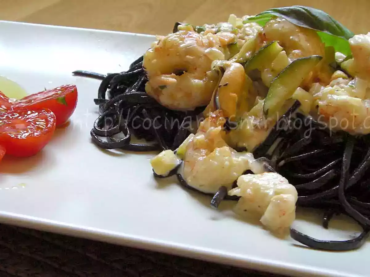 Tagliatelle nero di sepia con crema de queso y salmón, langostinos y mejillones