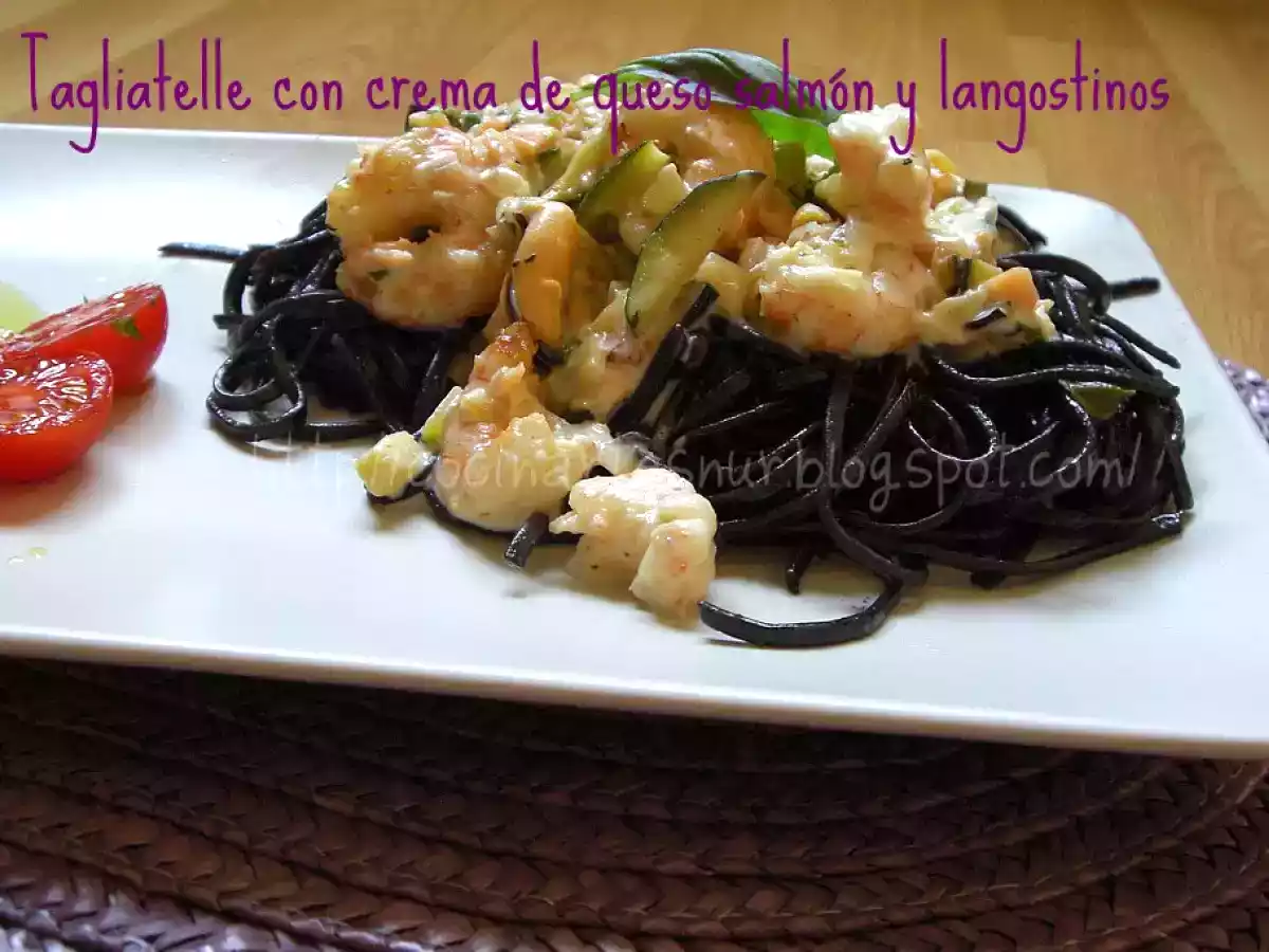 Tagliatelle nero di sepia con crema de queso y salmón, langostinos y mejillones - foto 2