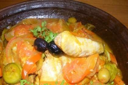 Tajine de pollo acompañado con patatas y verduras